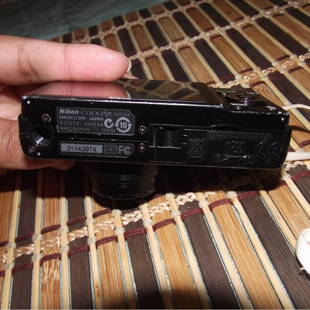 Nikon COOLPIX S570 Black Digital Camera FOR PARTS ONLY- lens error.